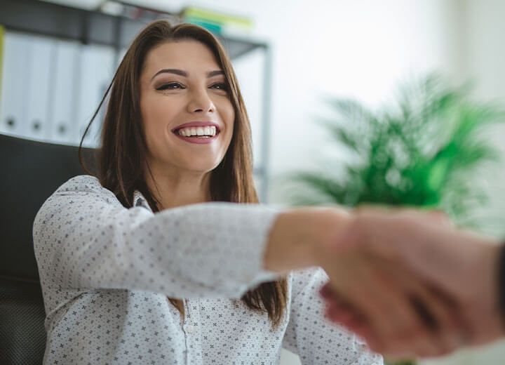 Foto: Frau schüttelt die Hand